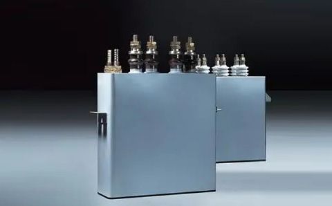 電容器在直流電路中起什么作用？
