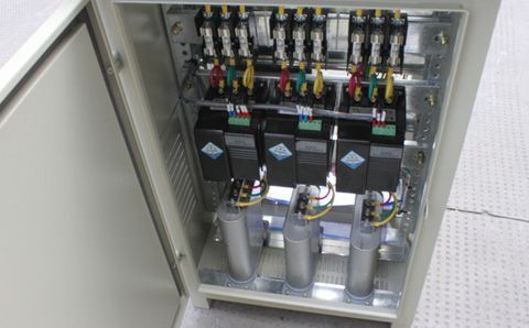 如何快速識(shí)別電容器組中有故障的低壓電容器？